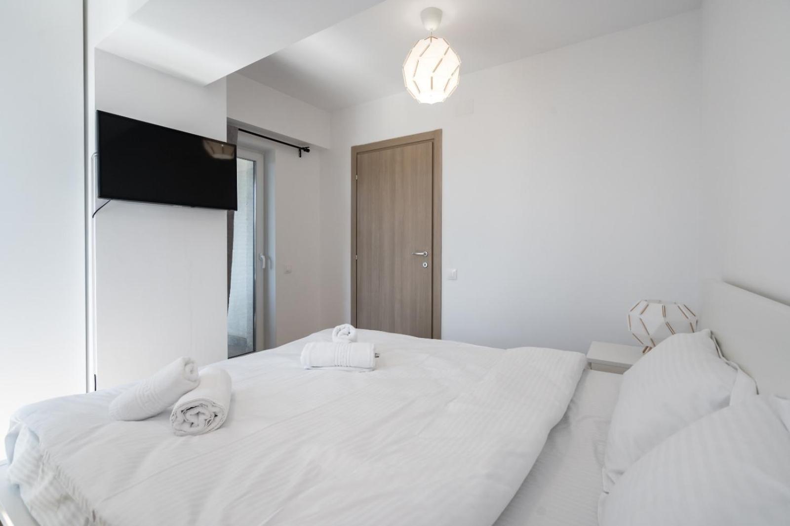 A Home Away - Politehnica Park Bukares Bagian luar foto