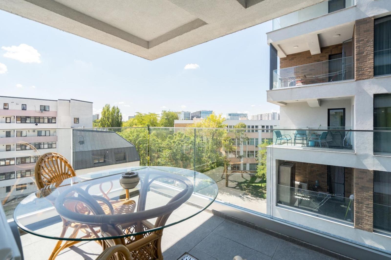 A Home Away - Politehnica Park Bukares Bagian luar foto